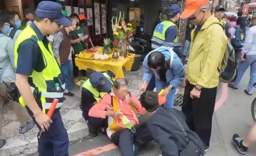 「粉紅超跑」新北土城登場 70歲「香燈腳」體力不支倒地