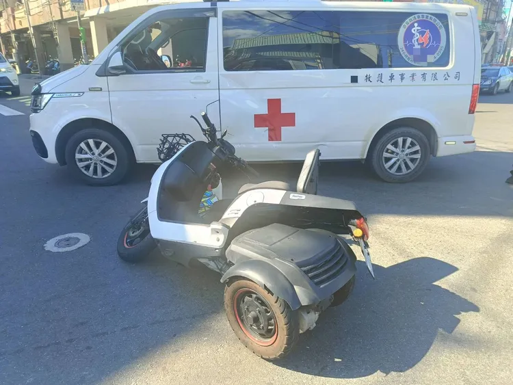 騎士撞上救護車側面。警方提供