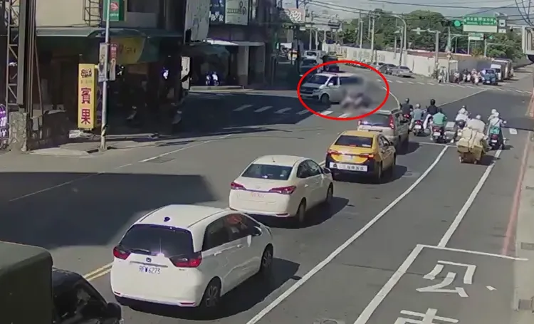 救護車鳴笛穿越路口，遭騎士側面撞上。警方提供