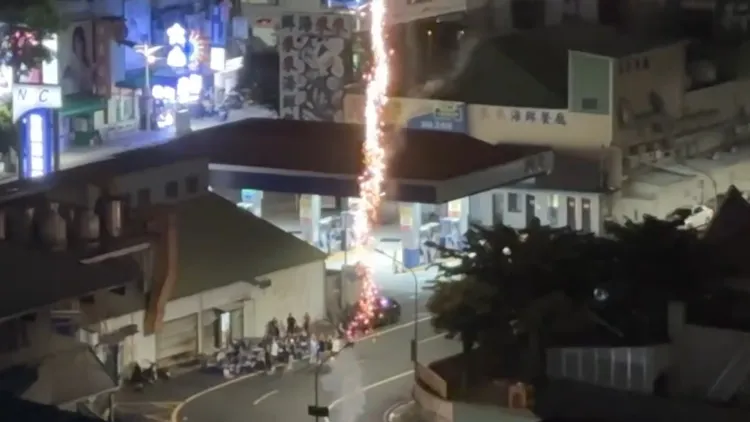 群屁孩在家又站附近放煙火，消防局將調查。翻攝threads