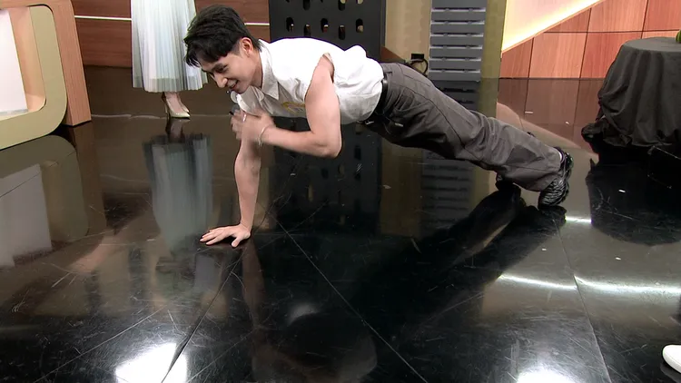 林家佑積極健身，單手伏地挺身輕輕鬆鬆。年代提供