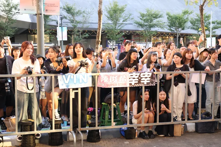 粉絲在紅毯搶拍。攝影中心攝