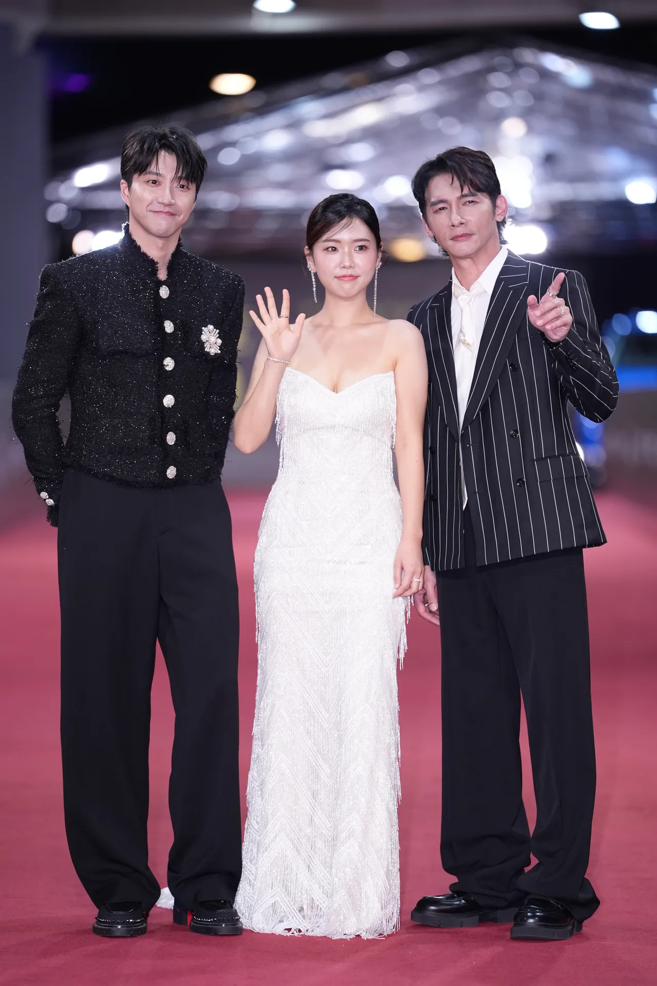 江宏杰(左起)、Judy、温升豪代表《厨师的迫降:客家厨房》走红毯。摄影中心摄