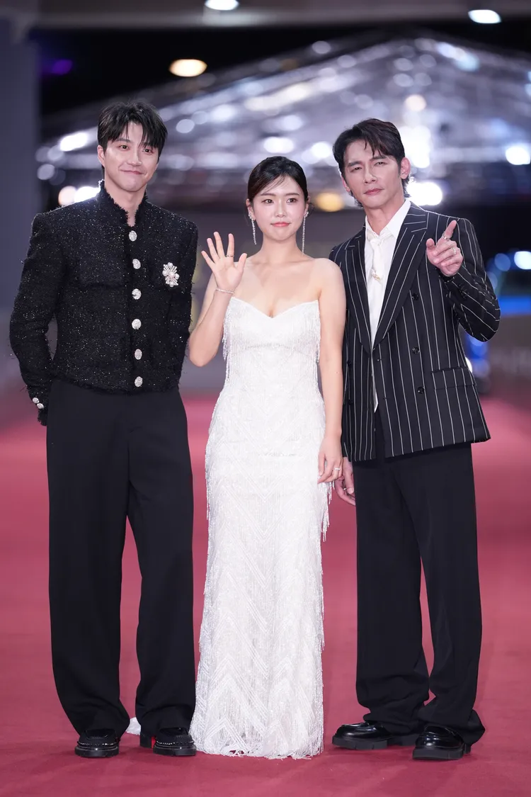 江宏傑（左起）、Judy、温昇豪代表《廚師的迫降：客家廚房》走紅毯。攝影中心攝