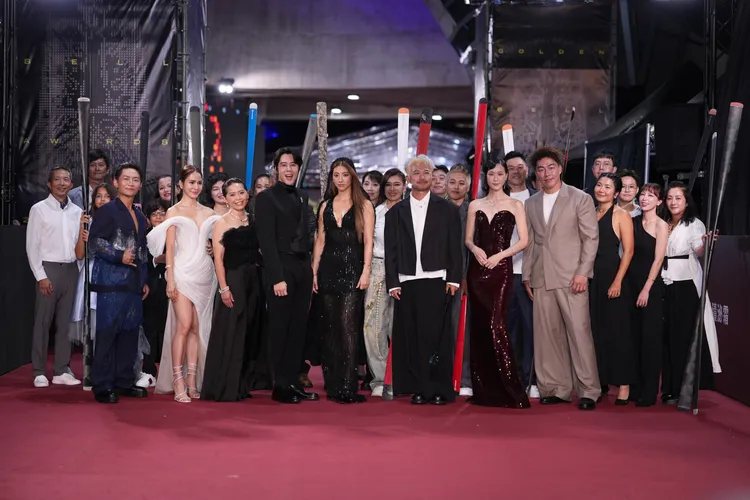 《人生幹大事 上船了各位！》團隊拿槳走紅毯，也希望今晚真的拿獎。攝影中心攝