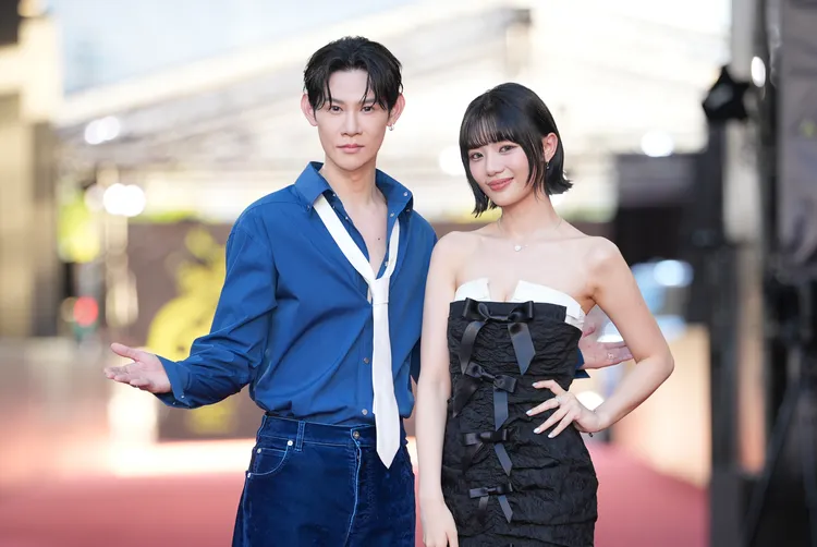 夏和熙（左）、木木擔任紅毯主持人。攝影中心攝