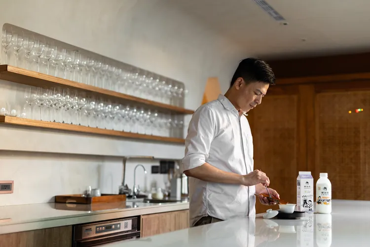 唯有好源頭才能成就好品質，藍大誠（冉冉茶事）親自走訪鮮乳坊合作牧場，見證對牛隻的細心照護。