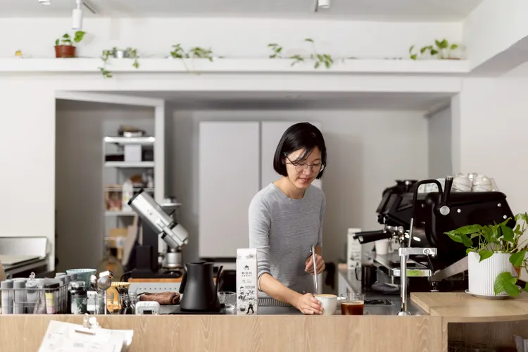 呂宜蓓（LiLAC）則善用五款「單一乳源」鮮乳的穩定特性，為每季精品豆找到最契合的乳款，精準詮釋咖啡風味。