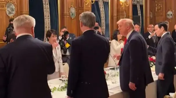 日本首相高市早苗(后排左)宴请来访的美国总统川普。White House