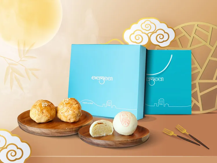 以魚鬆帶出鹹香風味的海味鳳凰酥、長榮特製的綠豆凸，以及基隆在地特色咖哩酥，三款手工精緻糕點匯聚成中秋限定的綜合禮盒。業者提供