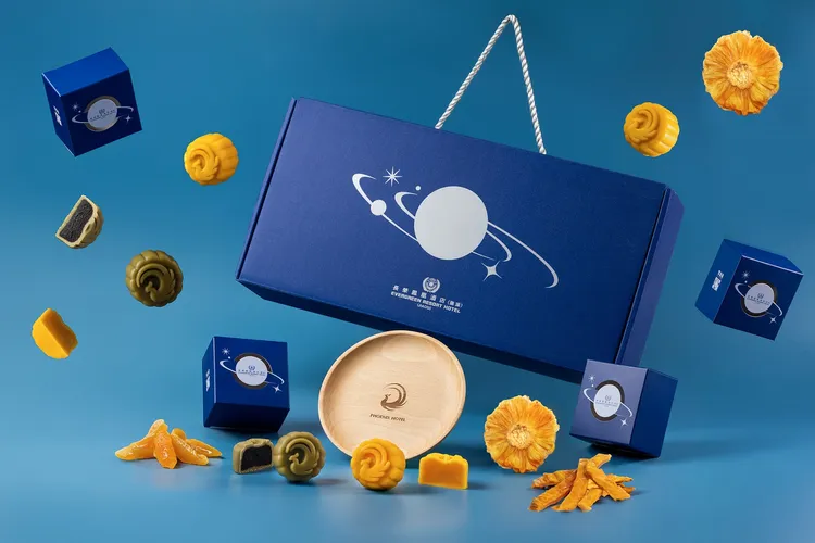 「鳳凰星空禮盒─飴月版」內含鳳凰奶凰月餅2入、鳳凰金萱芝麻月餅2入、三款果乾及櫸木圓盤，團圓滋味剛剛好。業者提供