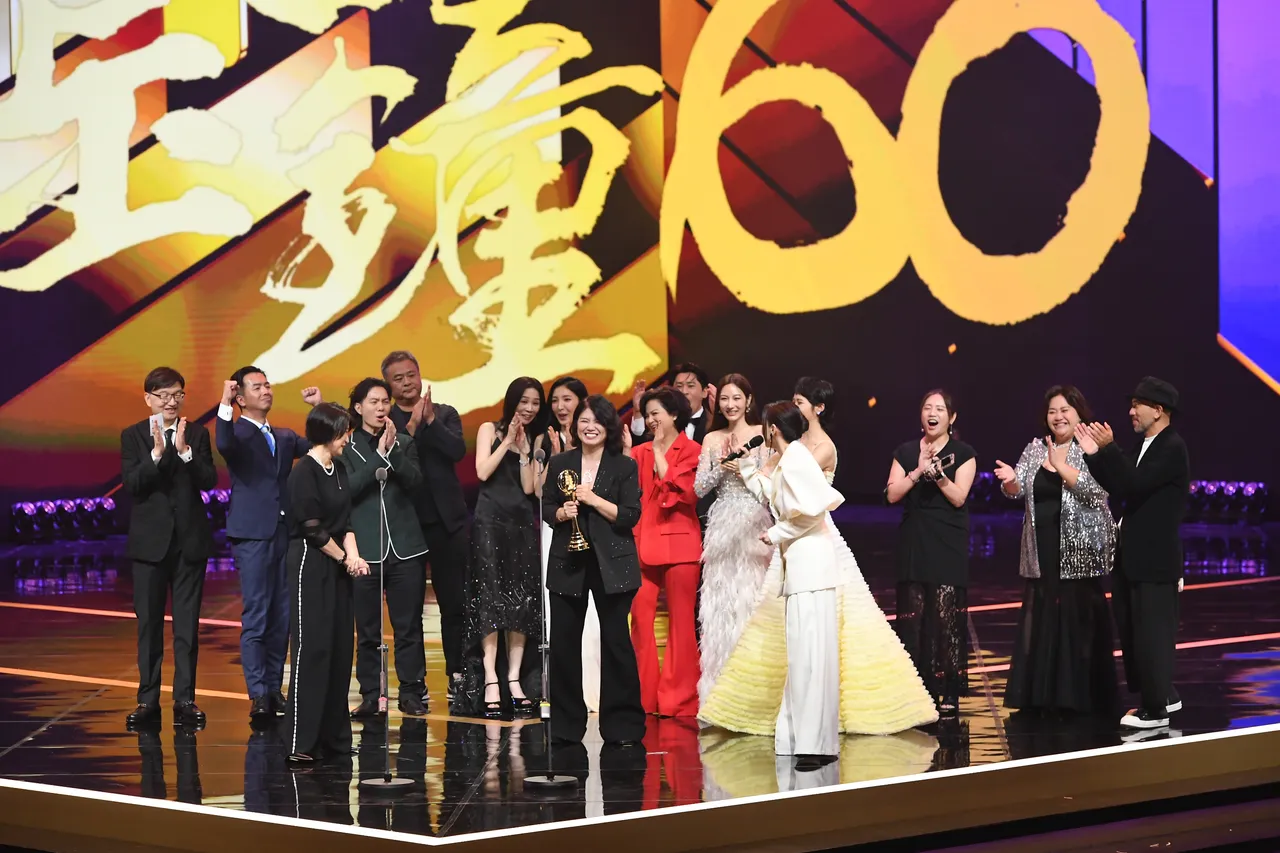 导演严艺文和众演员上台分享喜悦。三立电视提供