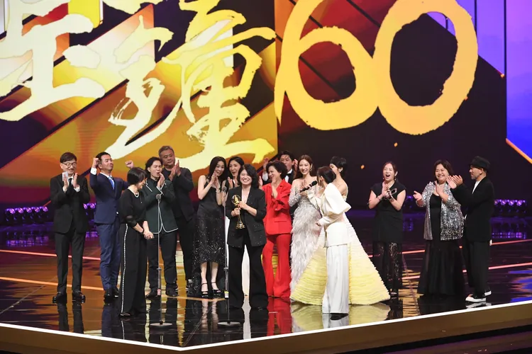 導演嚴藝文和眾演員上台分享喜悅。三立電視提供