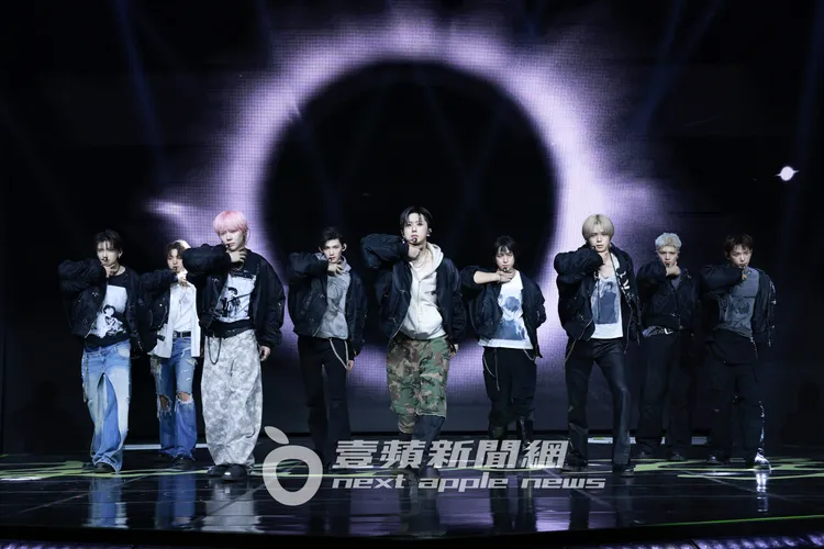 &TEAM今天在韩国出道,下午举行媒体showcase,抢先公开主打歌《Back to Life》舞蹈。YX LABELS提供