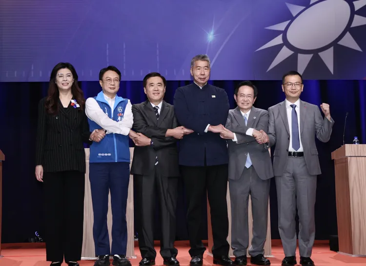 國民黨主席選舉6位候選人，鄭麗文(左起）、卓伯源、郝龍斌、張亞中、蔡志弘、羅智強。資料照，彭欣偉攝