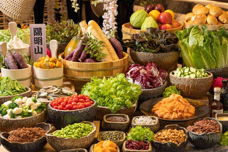 選擇於三燔北投品嘗「鱈場蟹海陸鍋」的食客，還能享用深受消費者喜愛的「和風鮮食吧」，提供陽明山當季盛產的有機蔬菜、產地直送的產銷履歷水果與充滿日式風味的開胃前菜，豐富前菜選項。台北晶華提供