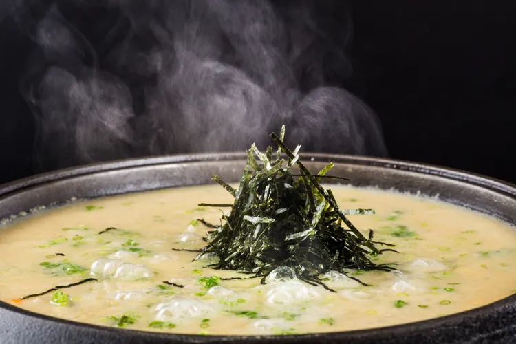 三燔本家推出的「頂級鱈場蟹饗宴」中，壓軸登場的鱈蟹膏雜炊是將蟹鍋精華湯底加入噴香米飯與濃郁蟹膏一同熬煮，起鍋前淋上蛋液並灑上海苔絲及蔥花，美味而充滿飽足感。台北晶華提供