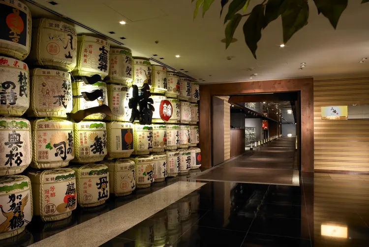 因應蟹季的到來，位於台北晶華酒店地下三樓的「三燔本家」將鱈場蟹以涼拌、炭烤及涮煮等方式打造出「頂級鱈場蟹饗宴」，每套9999元+10%、兩人即可開鍋。台北晶華提供