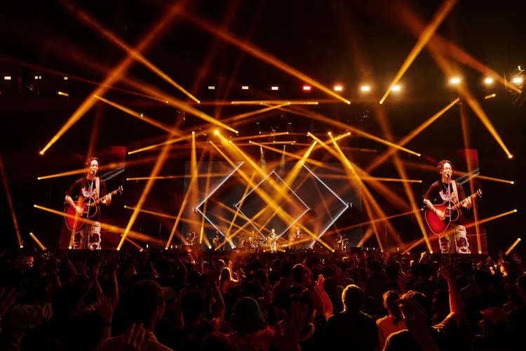 優里昨晚開唱，吸引萬名粉絲朝聖，開玩笑說要搬來台灣住。大鴻藝術、超級圓頂提供