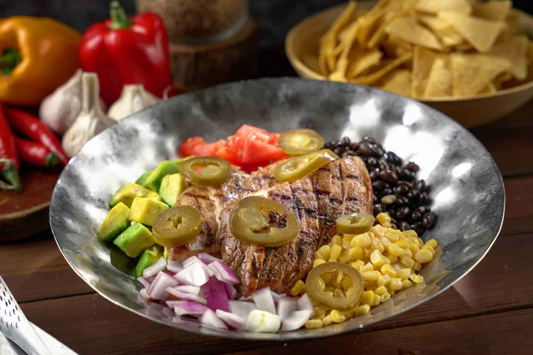 「墨西哥烤雞沙拉」以酸甜與辛辣交織的滋味，勾勒出熱情洋溢的墨西哥風情。君品Collection提供