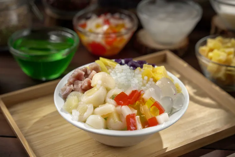 「摩摩喳喳」以椰奶基底盛滿芋頭、西米露與熱帶水果，色彩繽紛、層次豐富，每一口都沁涼香甜。君品Collection提供