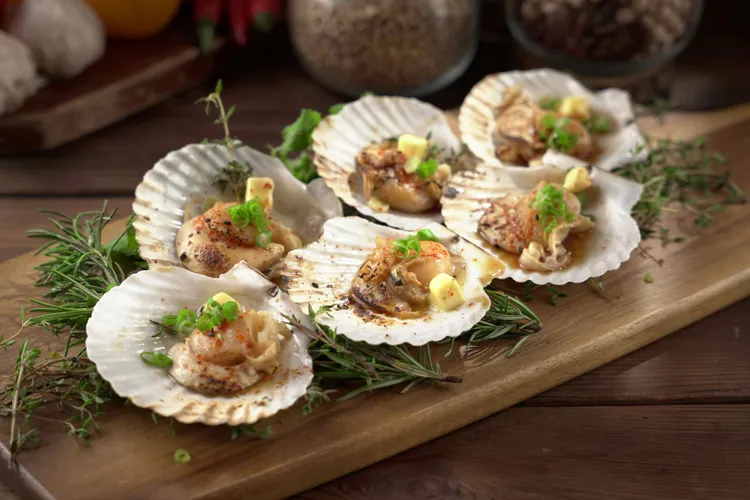 「奶油燒烤扇貝」將奶油的濃醇香氣與海洋的鮮甜完美交織，入口盡是奢華享受。君品Collection提供