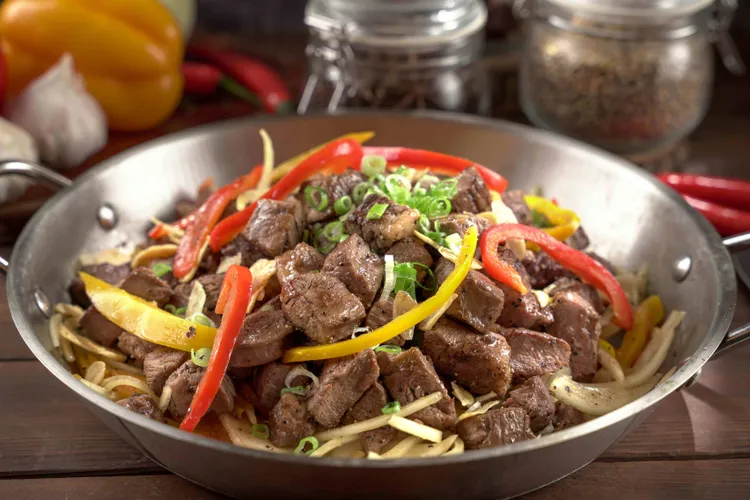 「蒜香黑胡椒骰子牛」以蒜香與黑胡椒勾勒出馥郁氣息，彩椒與洋蔥絲更添繽紛滋味。君品Collection提供