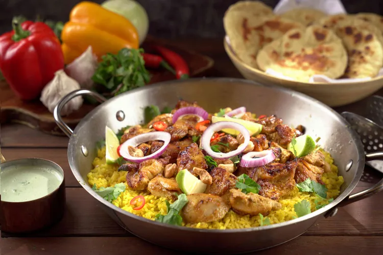 「坦都里烤雞」以優格與多種香料「坦都里馬薩拉」醃漬，搭配上印度香飯和烤餅，最後加上特製的優格醬，完整呈現印度的獨特風味。君品Collection提供