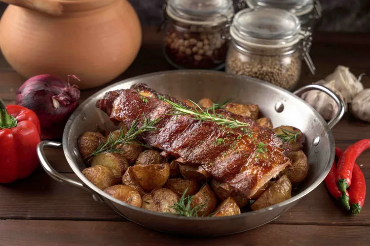 帶有醇厚白蘭地香氣的「聖路易白蘭地豬肋排」完美詮釋美式燒烤的豪邁。君品Collection提供