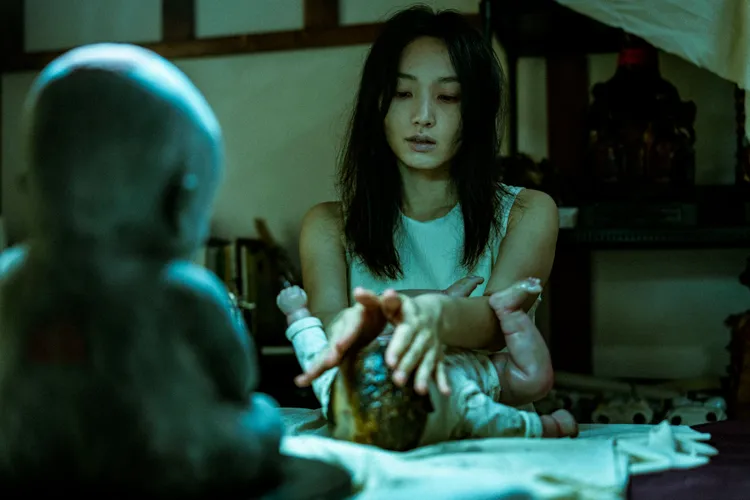 蔡思韵在片中被邪靈附身、癲狂中邪。天予電影提供