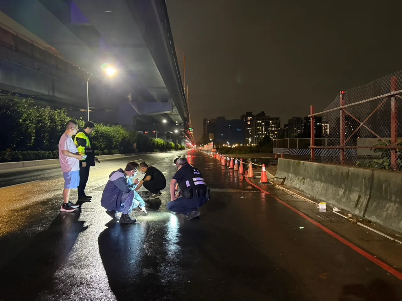警方于案发现场找到3发弹壳。翻摄画面