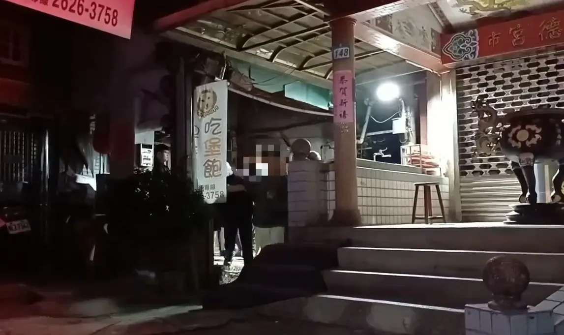 3员工以及5赌客被带回。警方提供