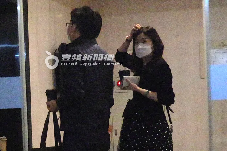 楊智惠教授（右）與北醫前院長邱仲峯，低調從飯店停車場下車等電梯上樓。特勤中心攝