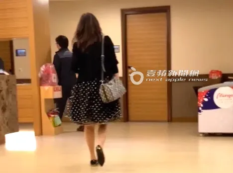 北医前院长邱仲峰(左)带杨智惠教授上楼开房,她低调紧跟在后。特勤中心摄