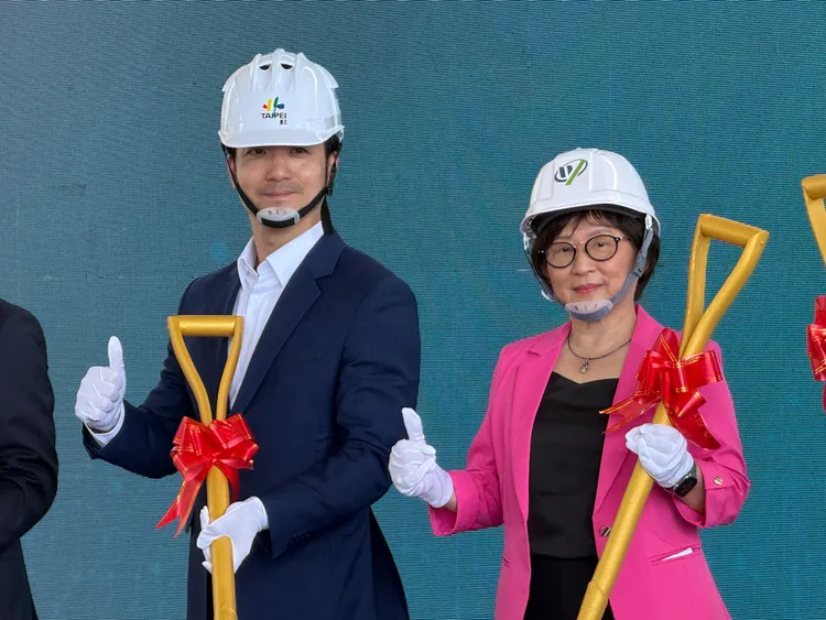 緯穎董事長暨策略長洪麗寗（右）與台北市長蔣萬安（左）。呂承哲攝