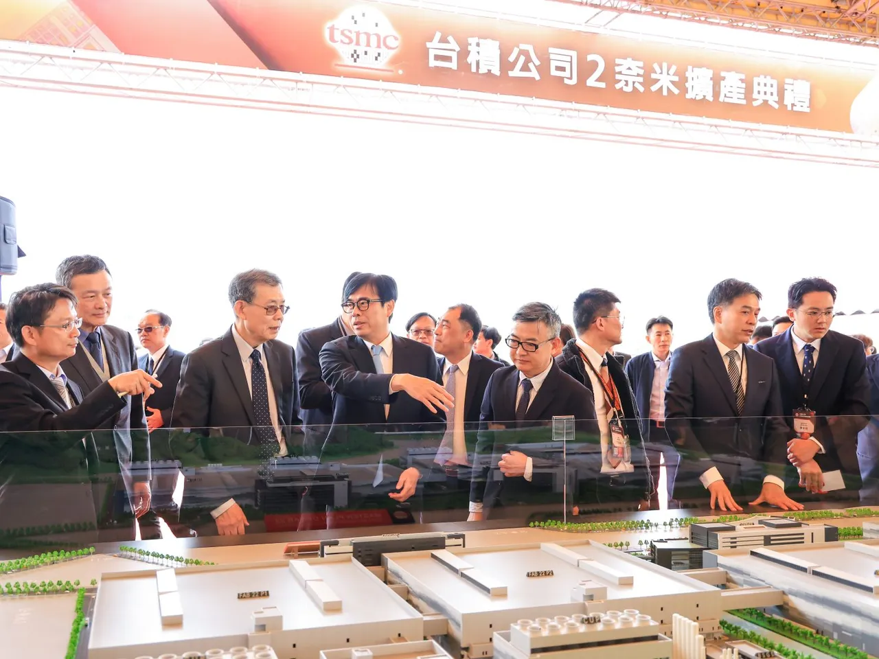 2025年台积电F22举办2奈米扩产典礼,高雄先进半导体制造量能再扩大。翻摄画面