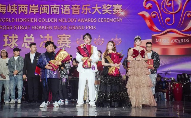 陳思瑋(前排中)以些微差距擊敗馬來西來廖韵宜(前排右)、印尼選手吉良，奪得世界冠軍。世界閩南語金曲盛典組委會提供