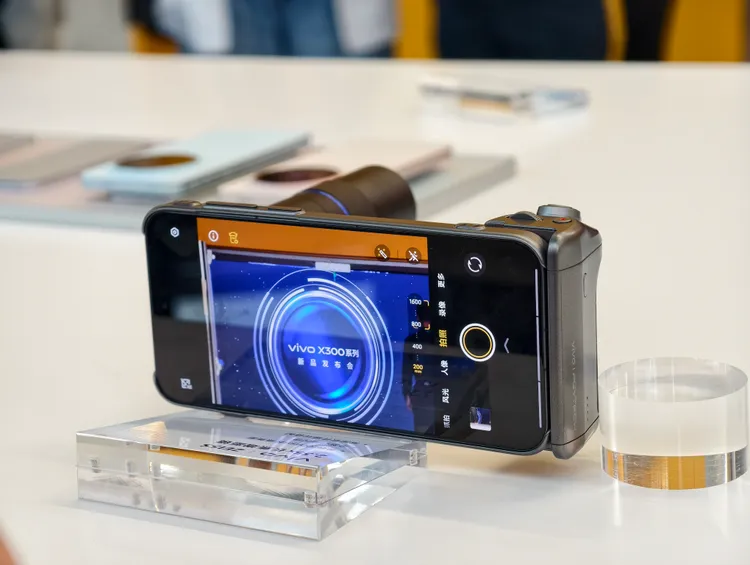 vivo X300 Pro支援2.35倍長焦增距鏡，光學焦段從85mm延伸至200mm，最高可達200倍變焦，模擬最遠達5,400mm望遠視角。趙筱文攝