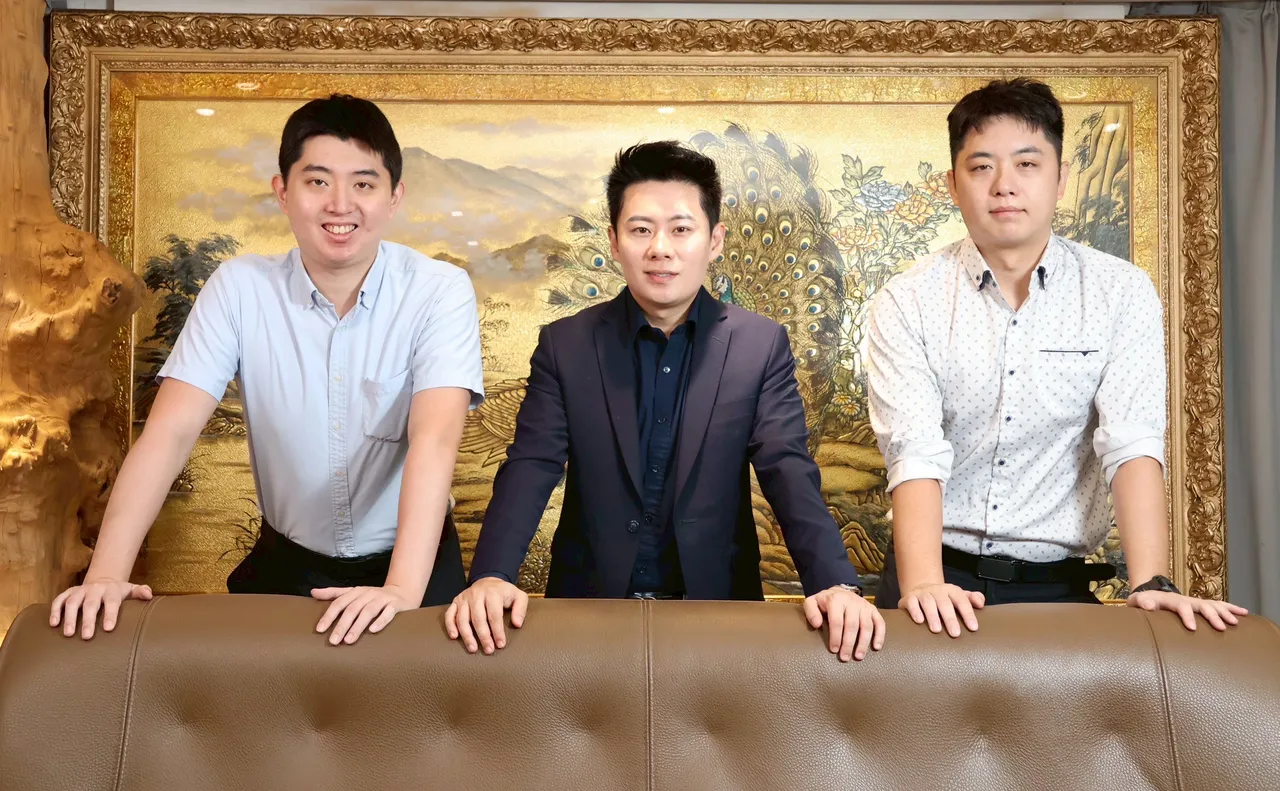 只要看到有愿景,天品集团董事长李振宽(图中)会带领著弟弟们一起向前冲,兄弟们各司其职。图左为奈科洁净李振杰总经理、图右是奈科洁净董事长李振豪。庄宗达摄