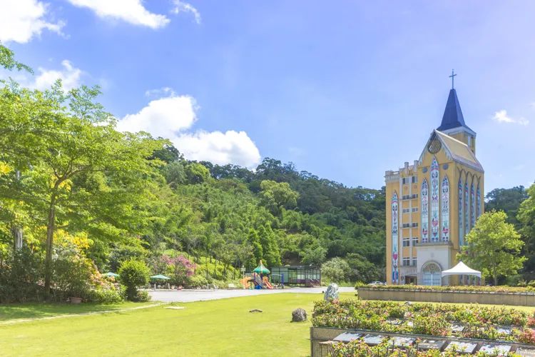 看準全台首座具規模的基督教專屬墓園有商機，天品集團投入並經營基督教專屬墓園天品山莊。天品集團提供