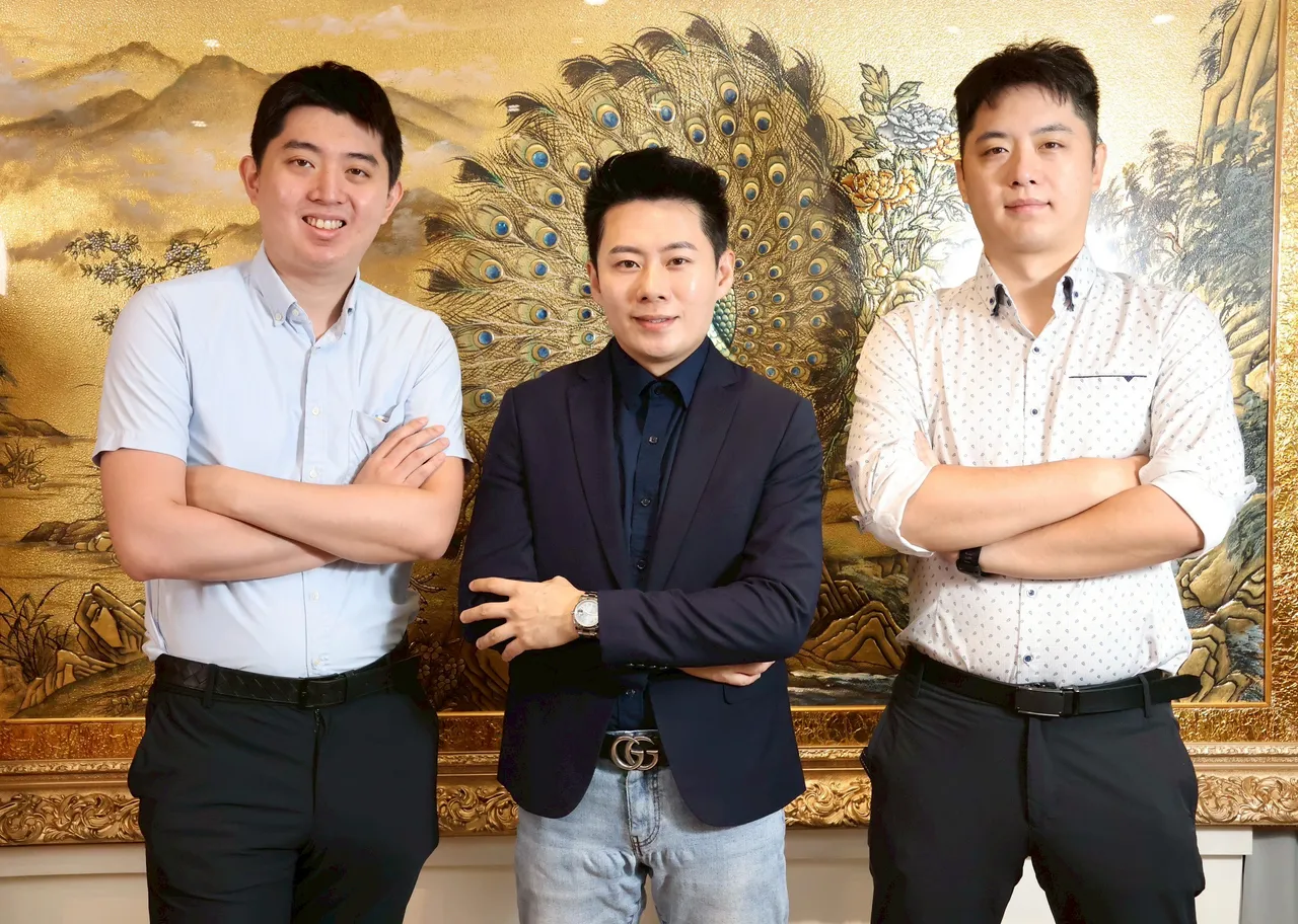 天品集团董事长李振宽(图中)带领著弟弟们一起向前冲,兄弟们各司其职。图左为奈科洁净李振杰总经理、图右是奈科洁净董事长李振豪。庄宗达摄