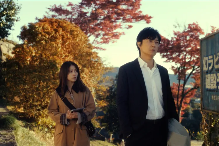 福山雅治在《迷宮裡的魔術師》飾演有村架存的叔叔。采昌國際提供