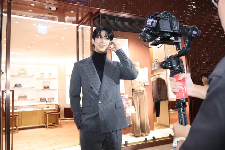 玉澤演帥氣比出臉頰愛心。攝影中心攝