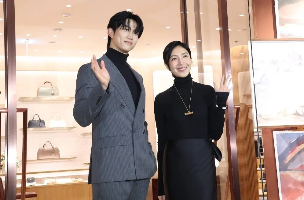 玉泽演(左)与杨谨华合影。摄影中心摄