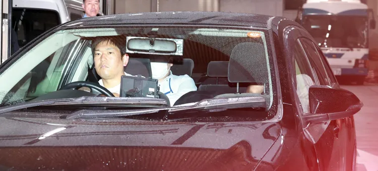 警方駕駛的黑色轎車開離警局，草間理查敬太坐在後座壓低身體，沒被媒體拍到。翻攝日刊體育