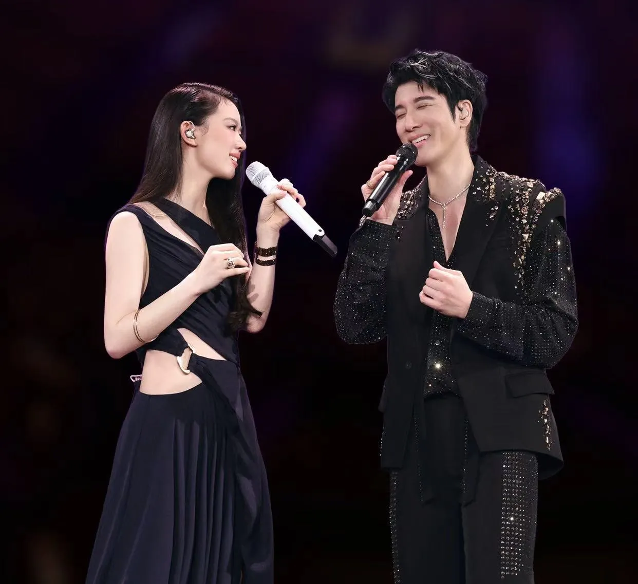 王力宏(右)與單依純合唱的《愛錯》於抖音創破億點閱。西東音樂提供