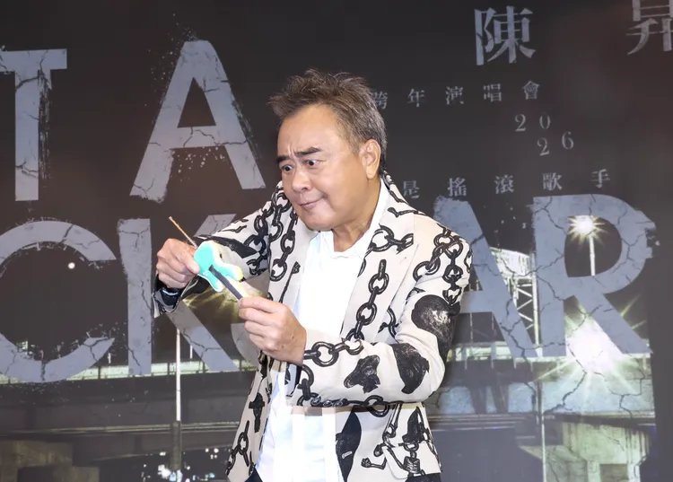 陳昇作勢摔蛋糕上的吉他餅乾。娛樂中心攝