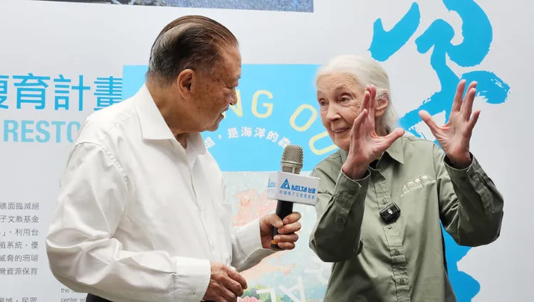 國際知名生態學家珍古德（右）曾於今年6月訪台，並與台達集團創辦人鄭崇華（左）相見歡，2人皆長期推動生態保護與環境永續。中央社