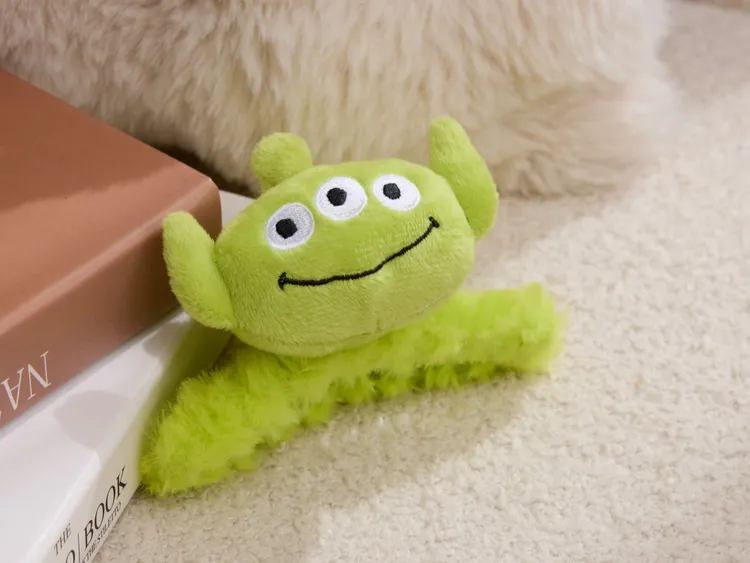 金卡會員即日起單筆消費滿1500元，即送超可愛三眼怪造型絨毛鯊魚夾，數量有限。業者提供