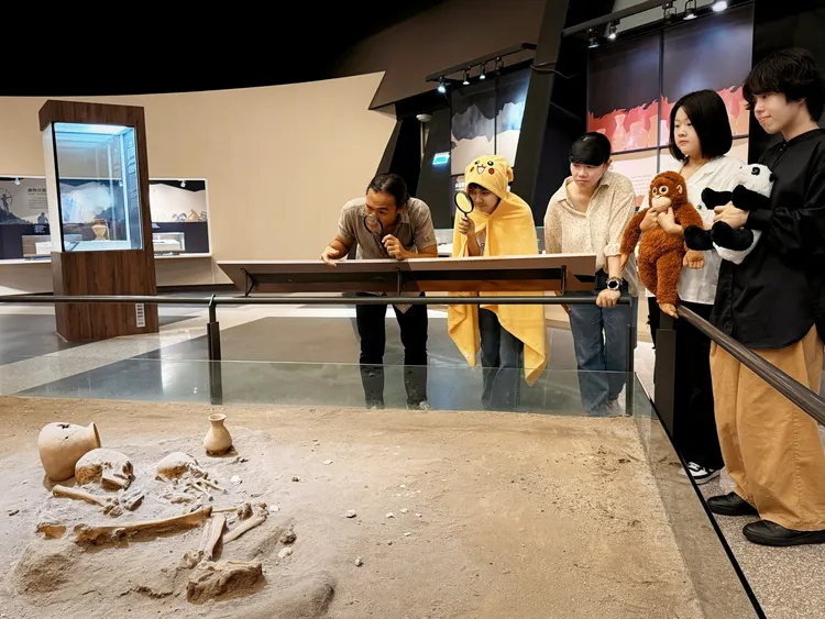 與千年古物零距離接觸，體驗仿墓葬區與骷髏同寢的超現實氛圍。館方提供